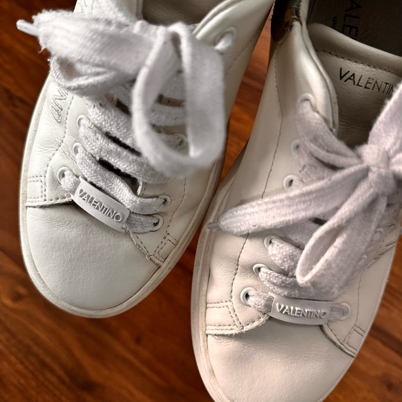 BLOGGER’S FAVE! Valentino fresia leather white sneakers US 7.5 - Picture 7 of 9